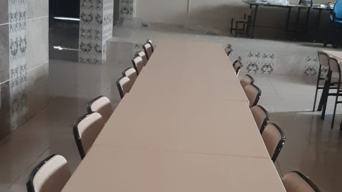 Otlukbeli Fatih Ortaokulu yemekhanesinin masa ve sandalyeleri yenilendi.