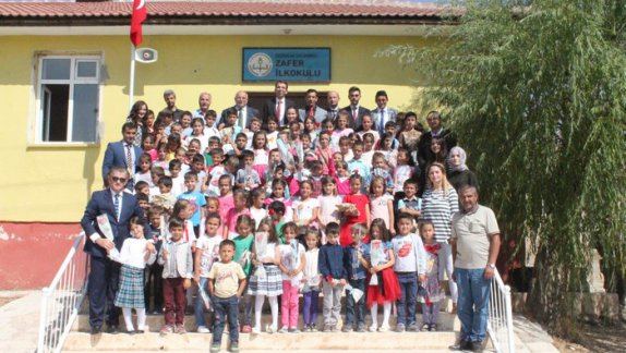  İlçemizde İlköğretim Haftası Kutlama Programı Zafer İlkokulu Bahçesinde Coşkuyla Kutlandı.