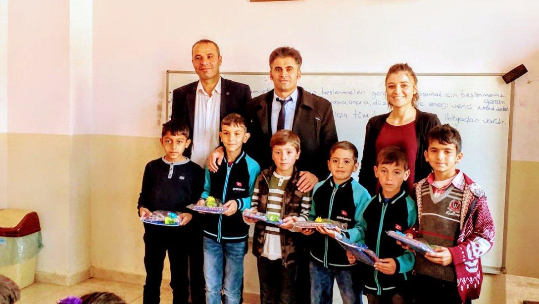 İlçe Milli Eğitim Müdürü Ersoy ŞENTÜRK'ün futbol turnuvasında birinci olan öğrencileri ödüllendirmesi